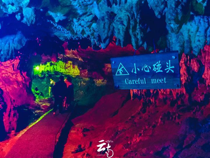 逃离残破的船只