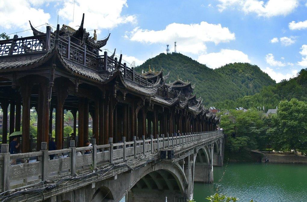 外交部三连反问美政客：是否中国出口衬衫袜子才不威胁美国?