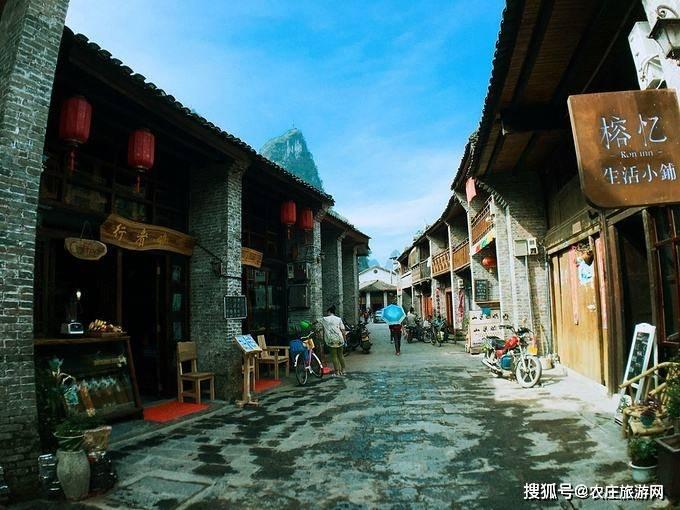 女明星在出席活动时,为什么喜欢穿暴露的服装?
